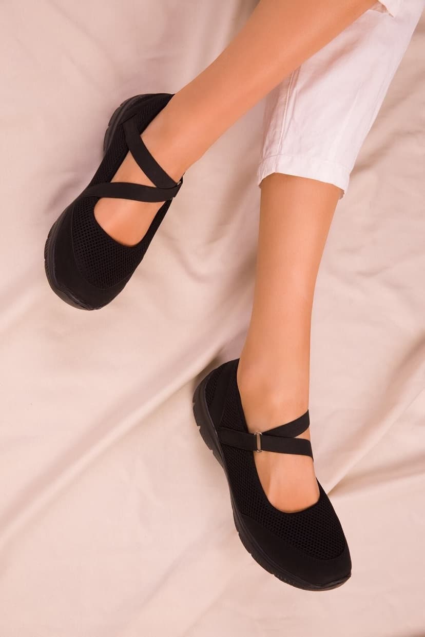 کفش بابت زنانه expres moda مشکی با زیره ارتوپدی تمام و بند کشی مچی کفش بابت زنانه expres moda مشکی با زیره ارتوپدی تمام و بند کشی مچی
