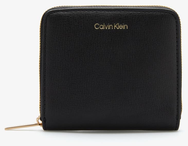 کیف پول زنانه Calvin Klein چرمی مشکی با زیپ و جیب سکه فلزی لوگو برجسته کیف پول زنانه Calvin Klein چرمی مشکی با زیپ و جیب سکه فلزی لوگو برجسته