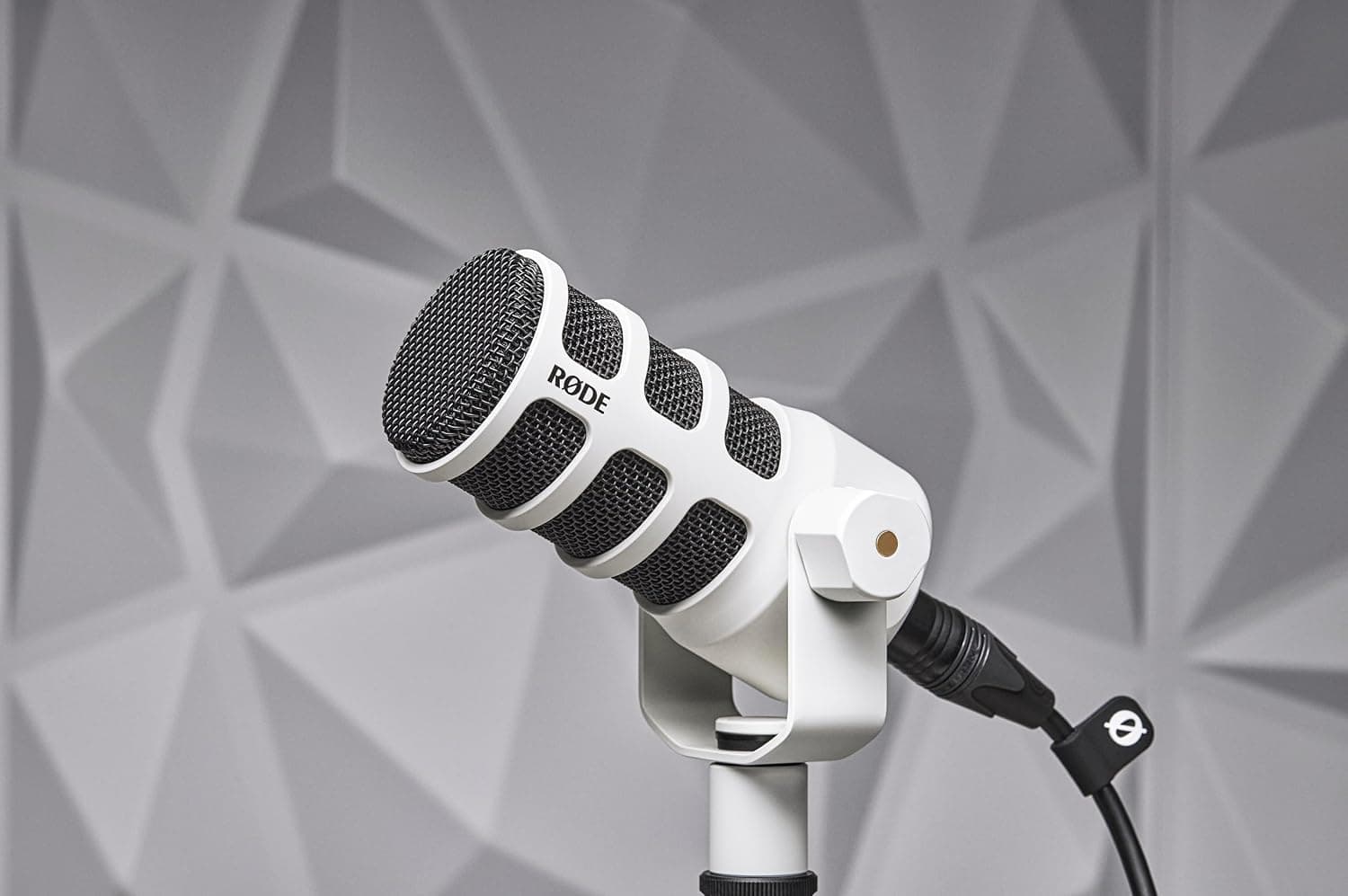 میکروفون پادکست حرفهای داینامیک RØDE سفید مدل Podmic میکروفون پادکست حرفهای داینامیک RØDE سفید مدل Podmic