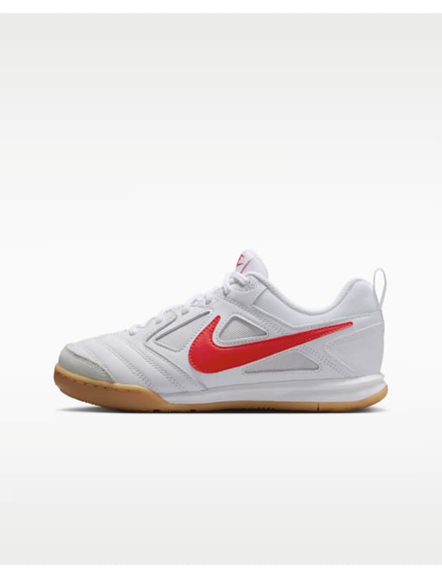 کفش کتانی Nike Gato سفید/زرد صمغی/قرمز دانشگاهی، قالب استاندارد کفش کتانی Nike Gato سفید/زرد صمغی/قرمز دانشگاهی، قالب استاندارد
