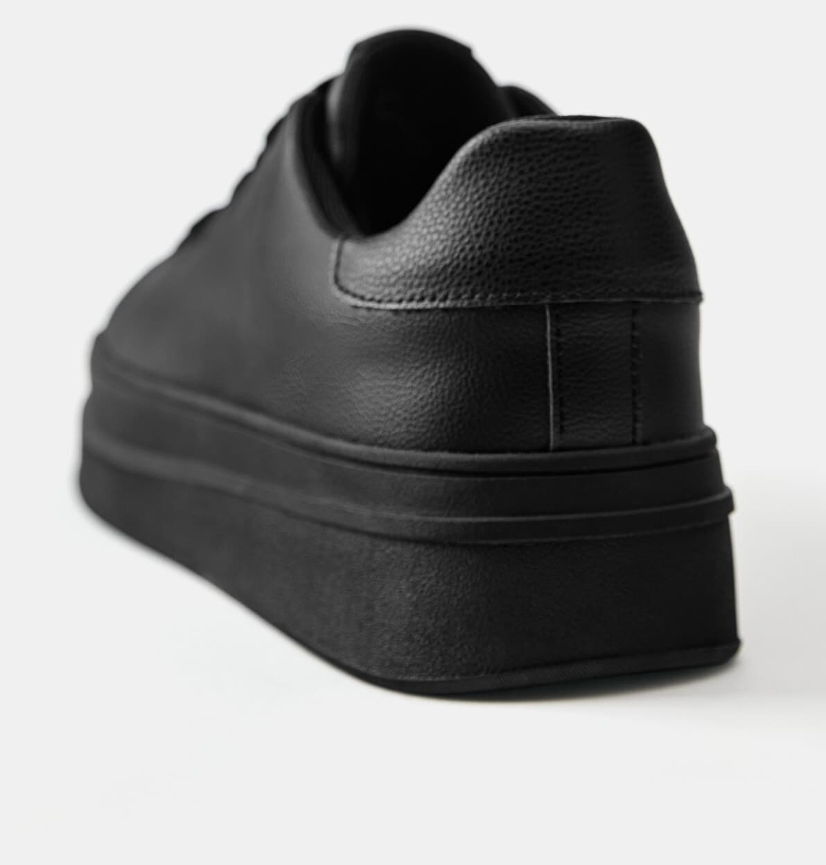 کفش اسپورت مردانه Pull & Bear با کفی حجیم کژوال کفش اسپورت مردانه Pull & Bear با کفی حجیم کژوال