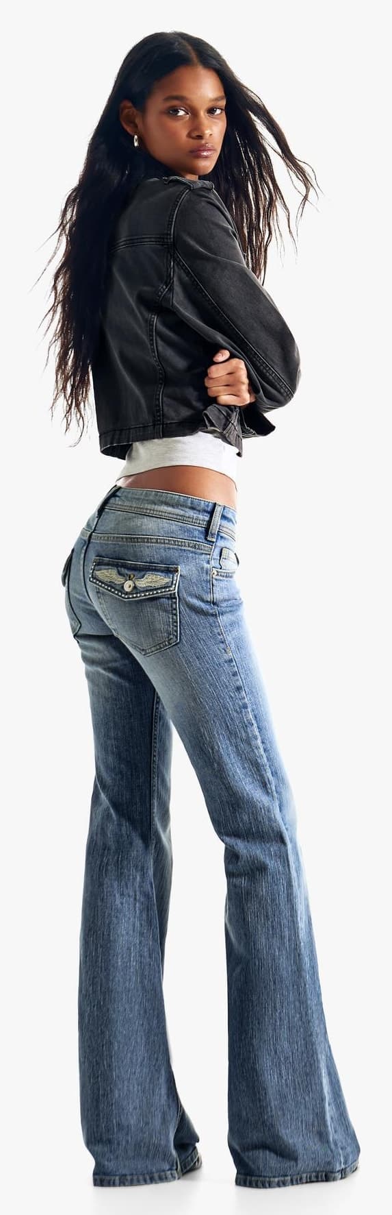 شلوار جین Bershka فاق کوتاه با گلدوزی و فرم دمپاگشاد شلوار جین Bershka فاق کوتاه با گلدوزی و فرم دمپاگشاد