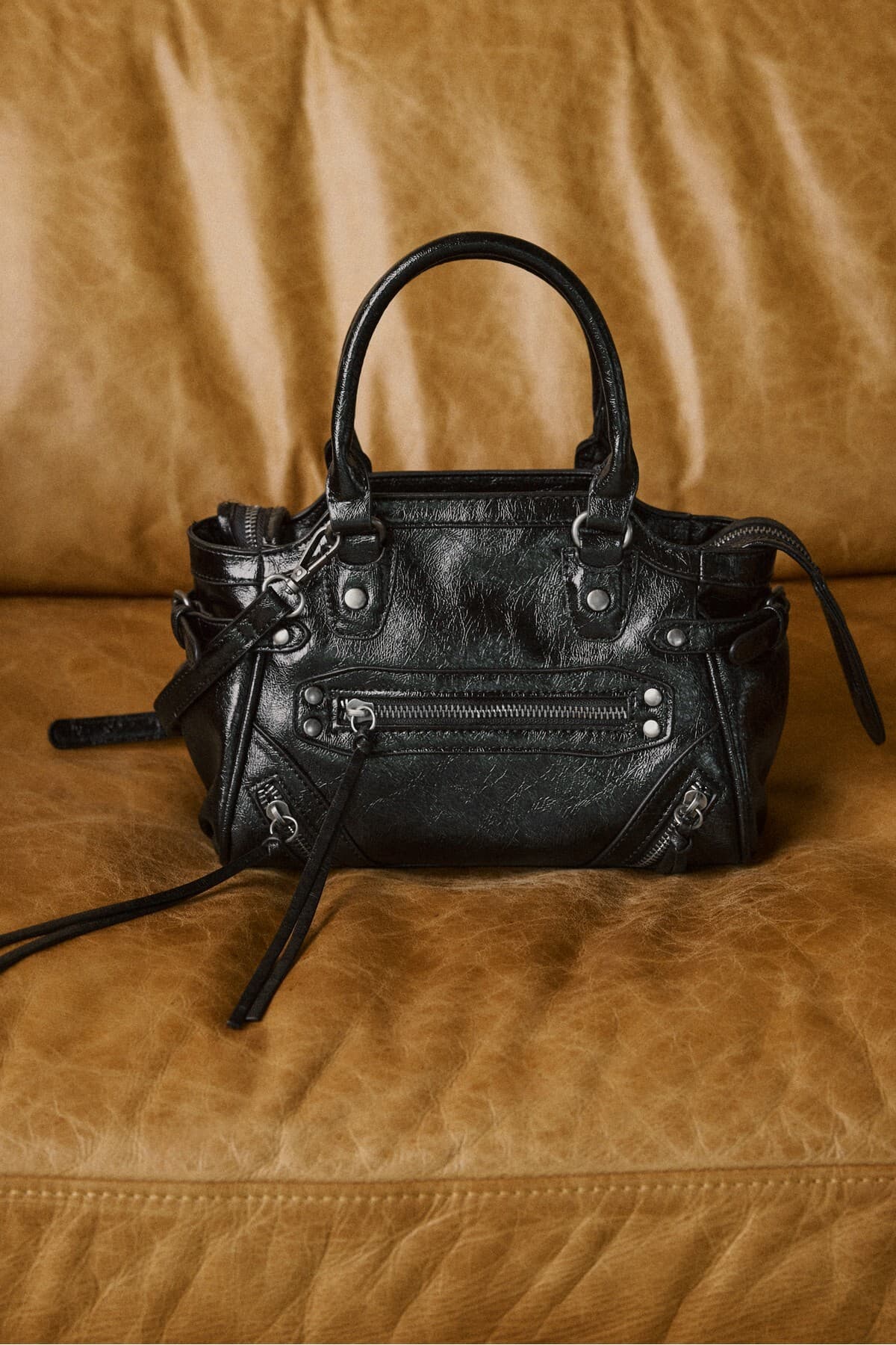 کیف زنانه Stradivarius مدل city با زیپ و پرچدار کیف زنانه Stradivarius مدل city با زیپ و پرچدار