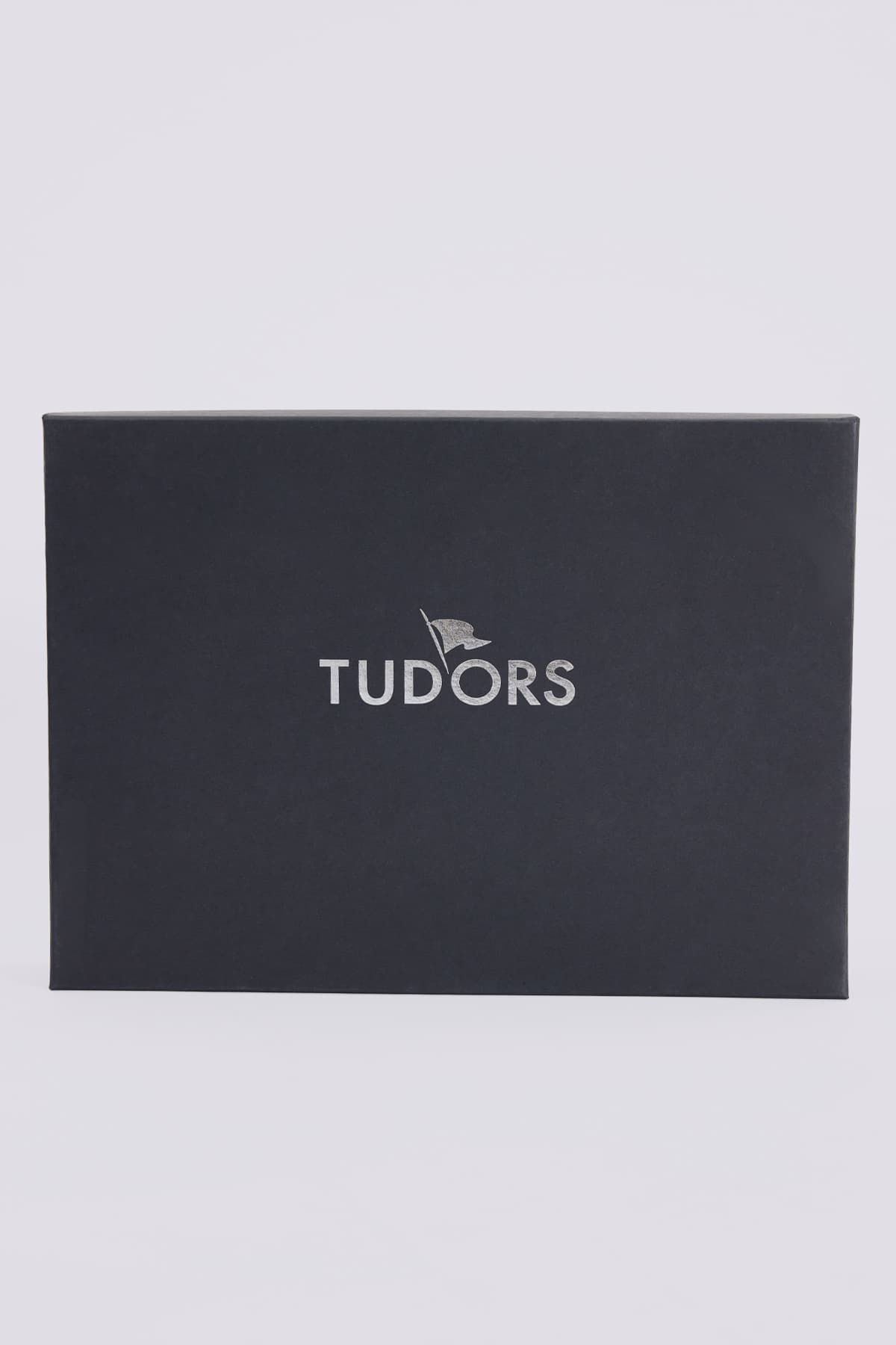 ست هدیه مردانه Tudors شامل کیف پول، کارتخوری و کمربند در جعبه مخصوص ست هدیه مردانه Tudors شامل کیف پول، کارتخوری و کمربند در جعبه مخصوص