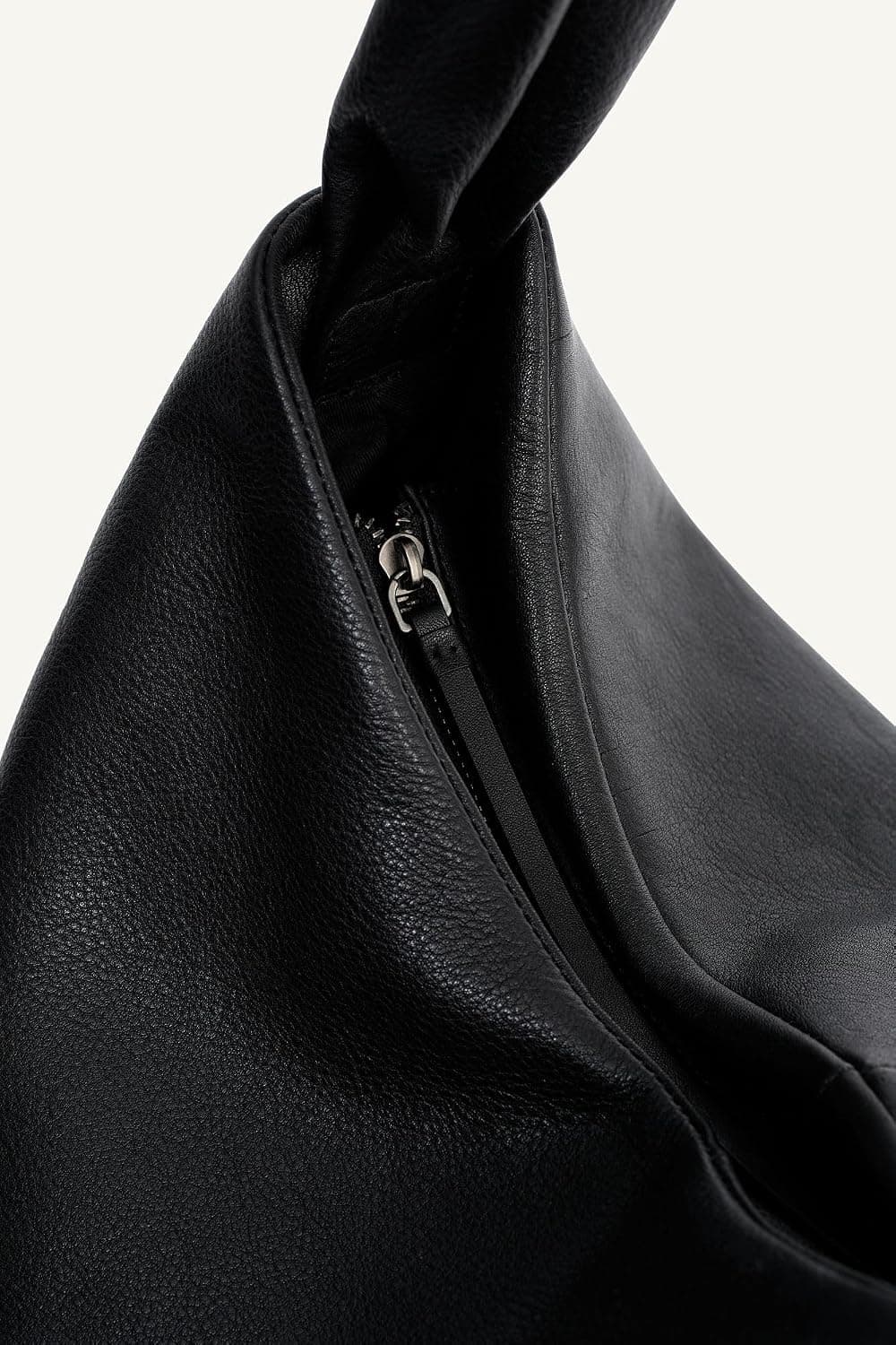کیف توت زنانه ZARA چرمی مشکی سایز استاندارد کیف توت زنانه ZARA چرمی مشکی سایز استاندارد