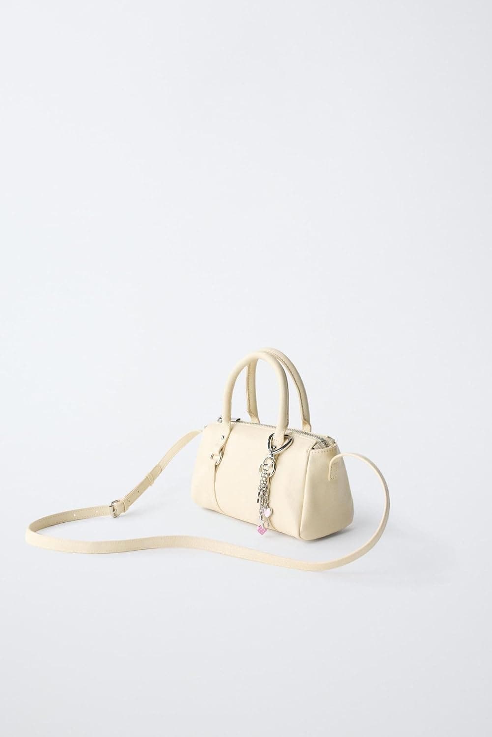 کیف دخترانه Zara با آویز تزئینی و بند ضربدری کیف دخترانه Zara با آویز تزئینی و بند ضربدری