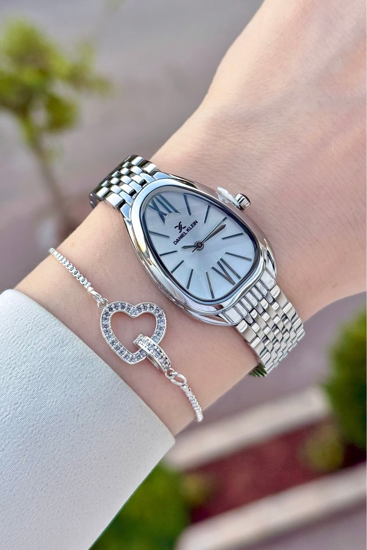 ساعت مچی زنانه Daniel Klein نقرهای 25 mm بههمراه دستبند ساعت مچی زنانه Daniel Klein نقرهای 25 mm بههمراه دستبند