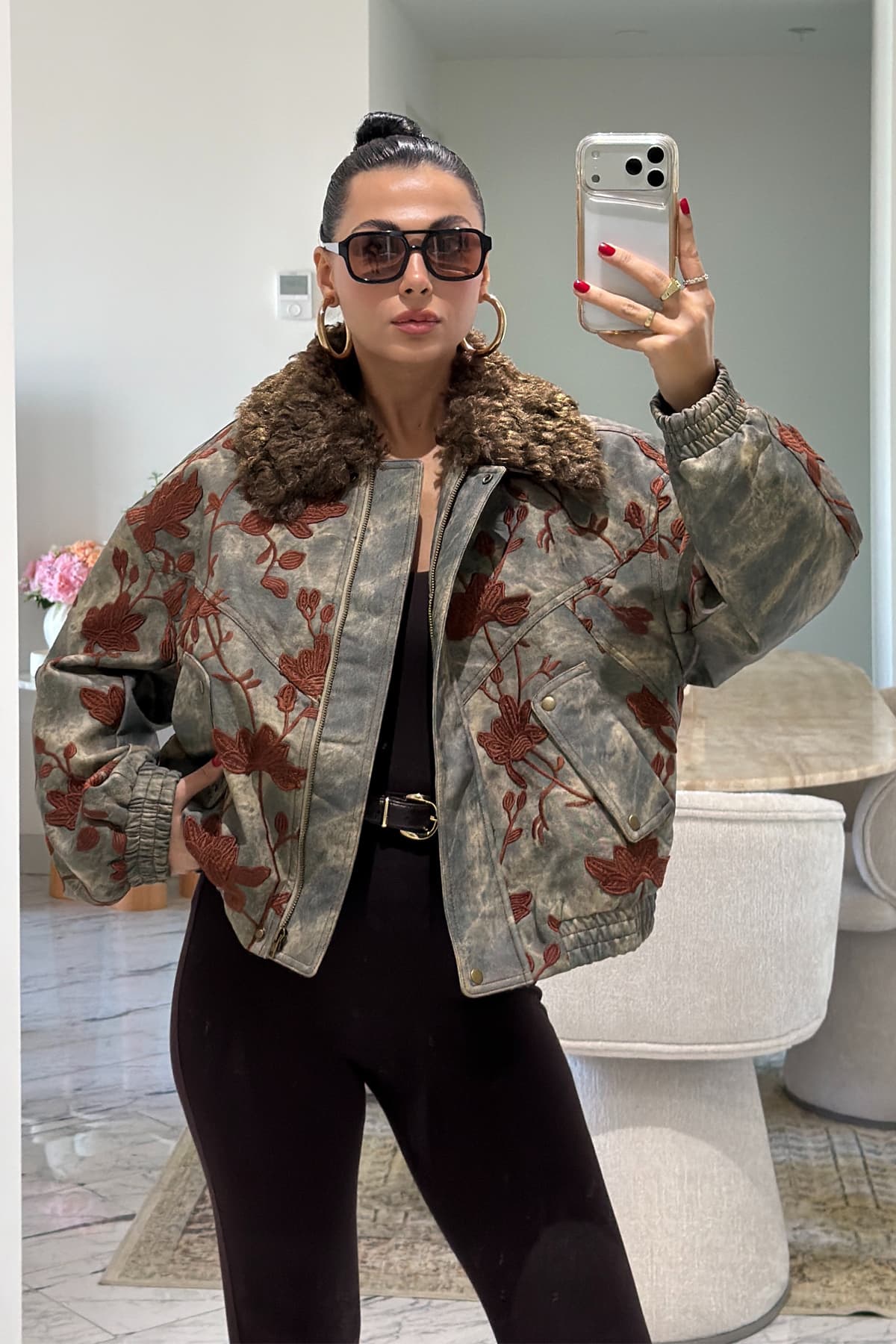 ژاکت بومبر زنانه Seda Yalçın Atelier دنیم گلدوزی گل با یقه خز خاکستری ژاکت بومبر زنانه Seda Yalçın Atelier دنیم گلدوزی گل با یقه خز خاکستری