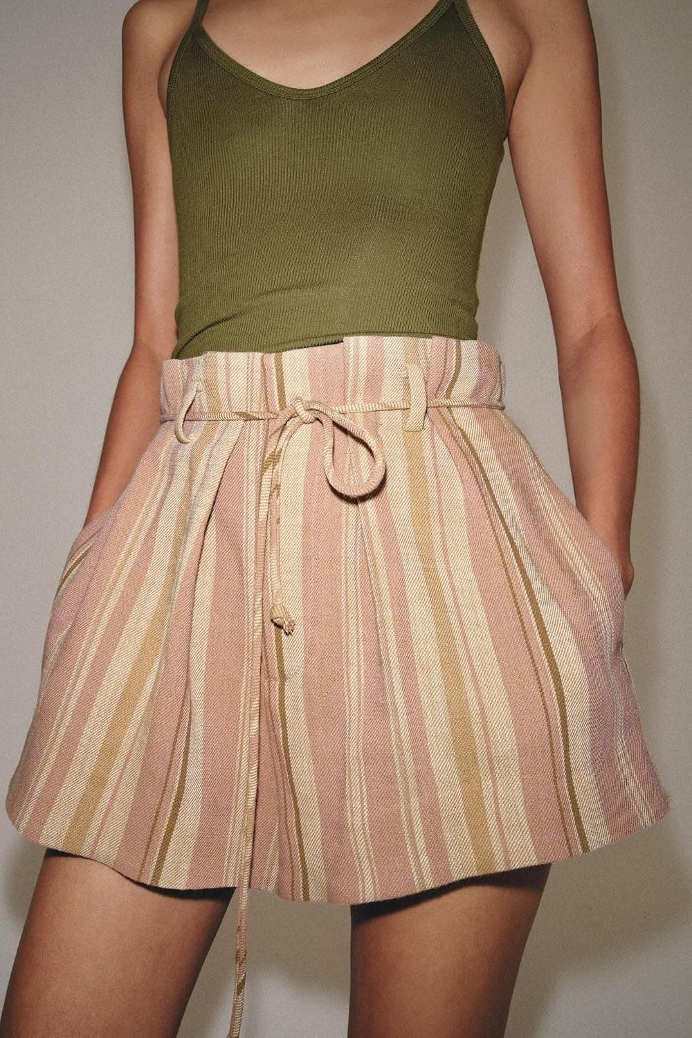 شورت برمودا زنانه Zara با کمربند راهراه صورتی ZW Collection سایز L شورت برمودا زنانه Zara با کمربند راهراه صورتی ZW Collection سایز L