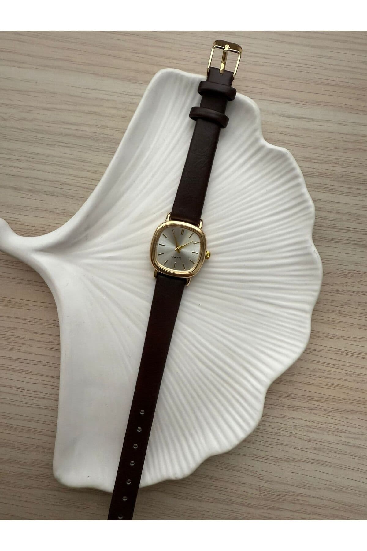 ساعت مچی زنانه QUARTZ وینتیج رترو مینیمال بند قهوهای تیره ساعت مچی زنانه QUARTZ وینتیج رترو مینیمال بند قهوهای تیره