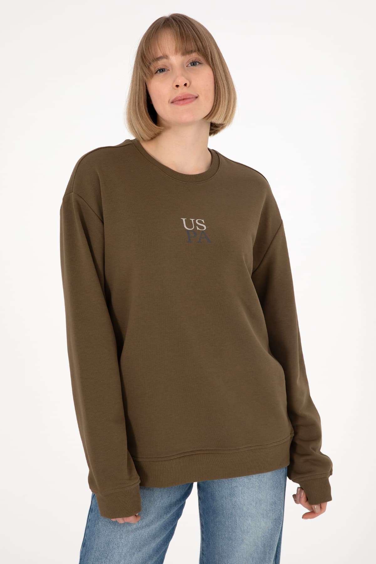 سوئیشرت مردانه U.S. Polo Assn. کامفورت فیت یقه گرد خاکی مدل 50293420-VR027 سوئیشرت مردانه U.S. Polo Assn. کامفورت فیت یقه گرد خاکی مدل 50293420-VR027