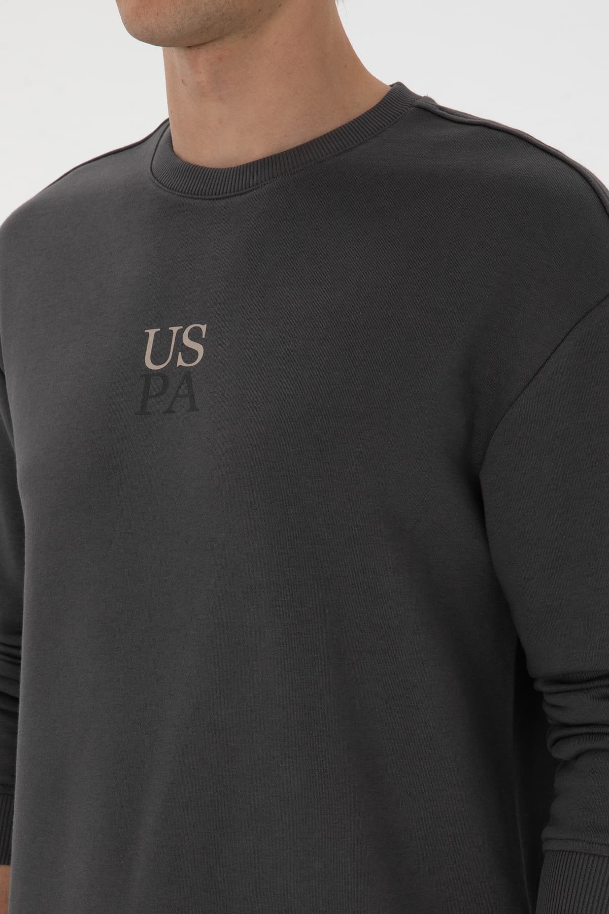 سویشرت مردانه U.S. Polo Assn. یقه گرد فیت کامفورت خاکستری تیره مدل 50313760-VR006 سویشرت مردانه U.S. Polo Assn. یقه گرد فیت کامفورت خاکستری تیره مدل 50313760-VR006