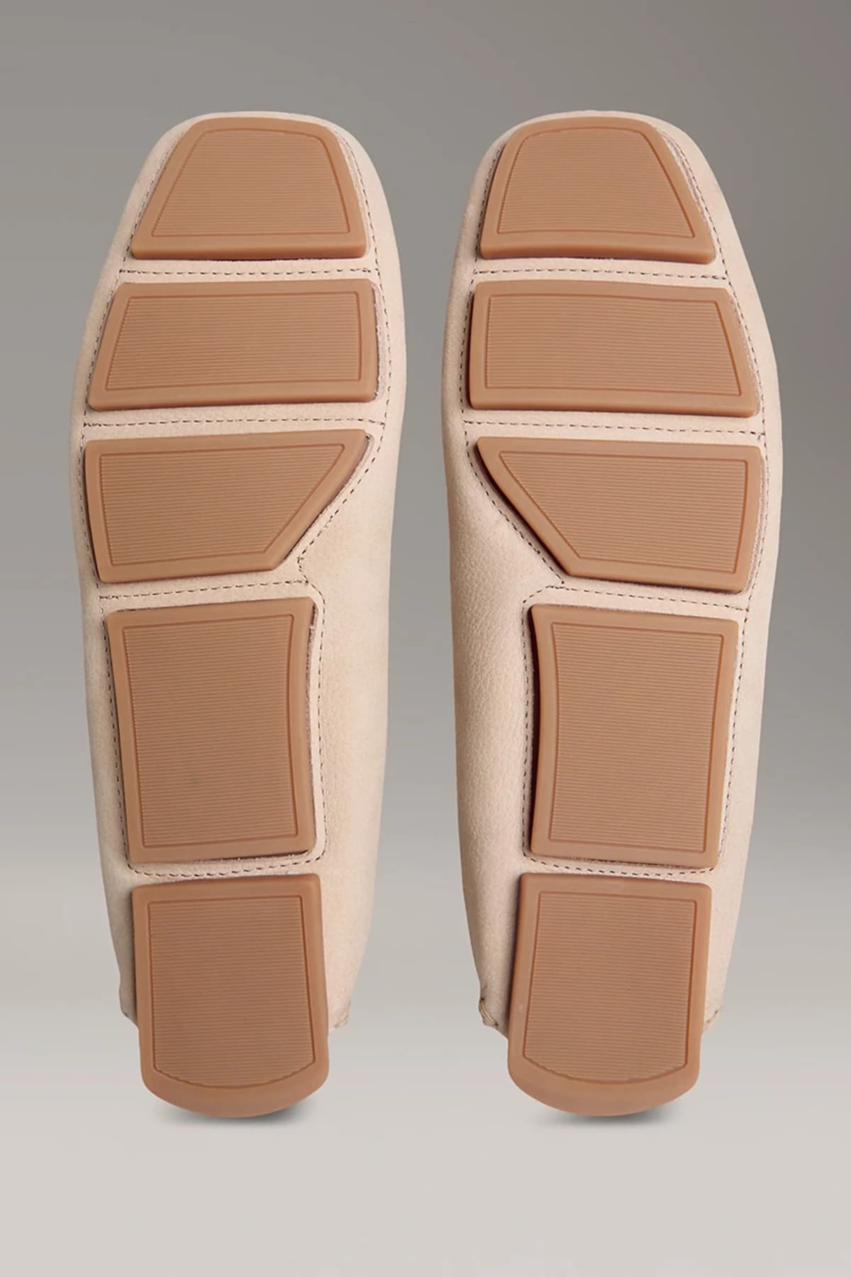 کفش لوفر مردانه Calvin Klein نابوک بژ Penny Driver مدل HM0HM01866-ACE کفش لوفر مردانه Calvin Klein نابوک بژ Penny Driver مدل HM0HM01866-ACE