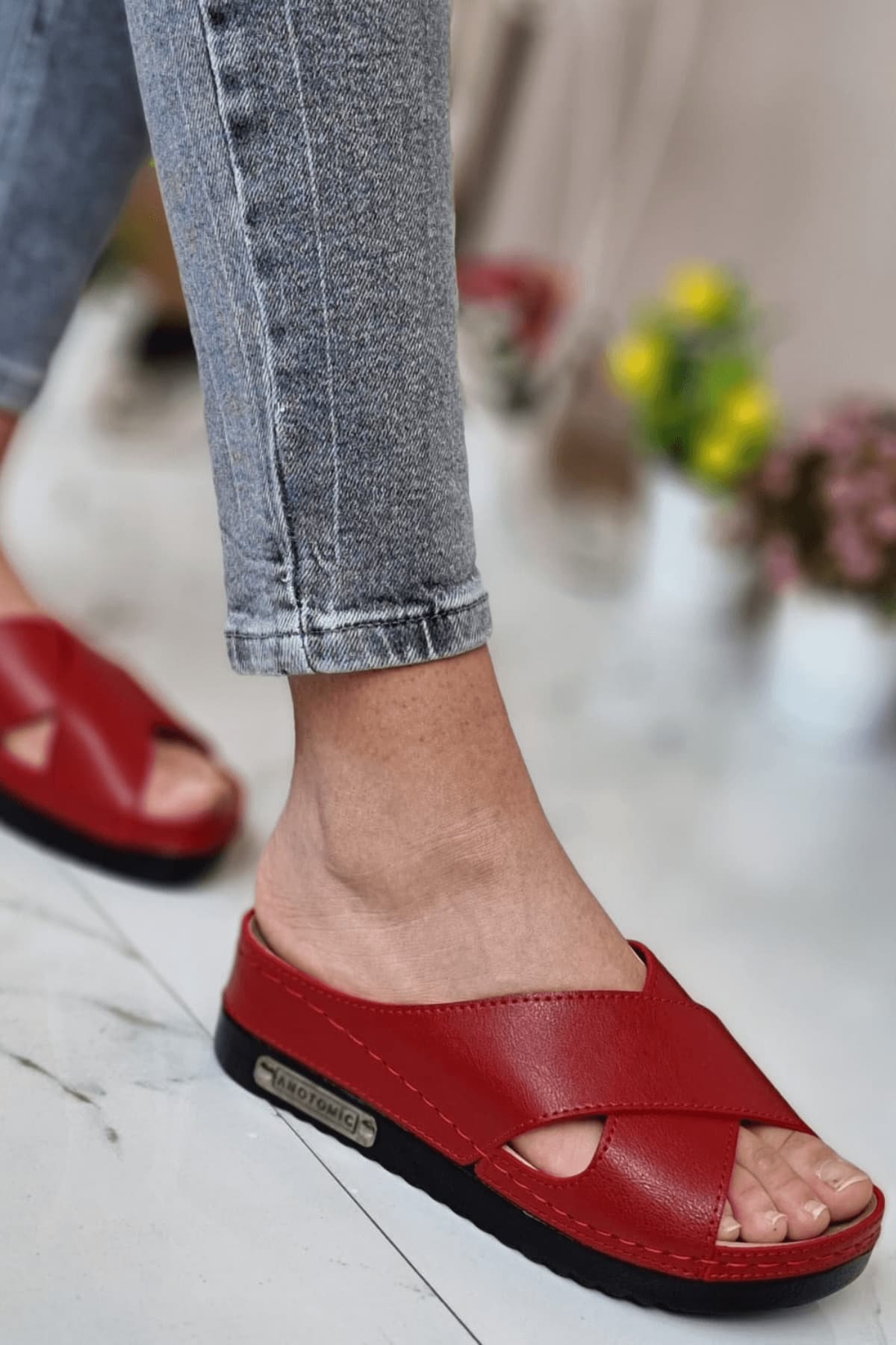 دمپایی زنانه neon shoes آناتومیک طبی راحت سبک پاشنهدار مدل Lina قرمز دمپایی زنانه neon shoes آناتومیک طبی راحت سبک پاشنهدار مدل Lina قرمز
