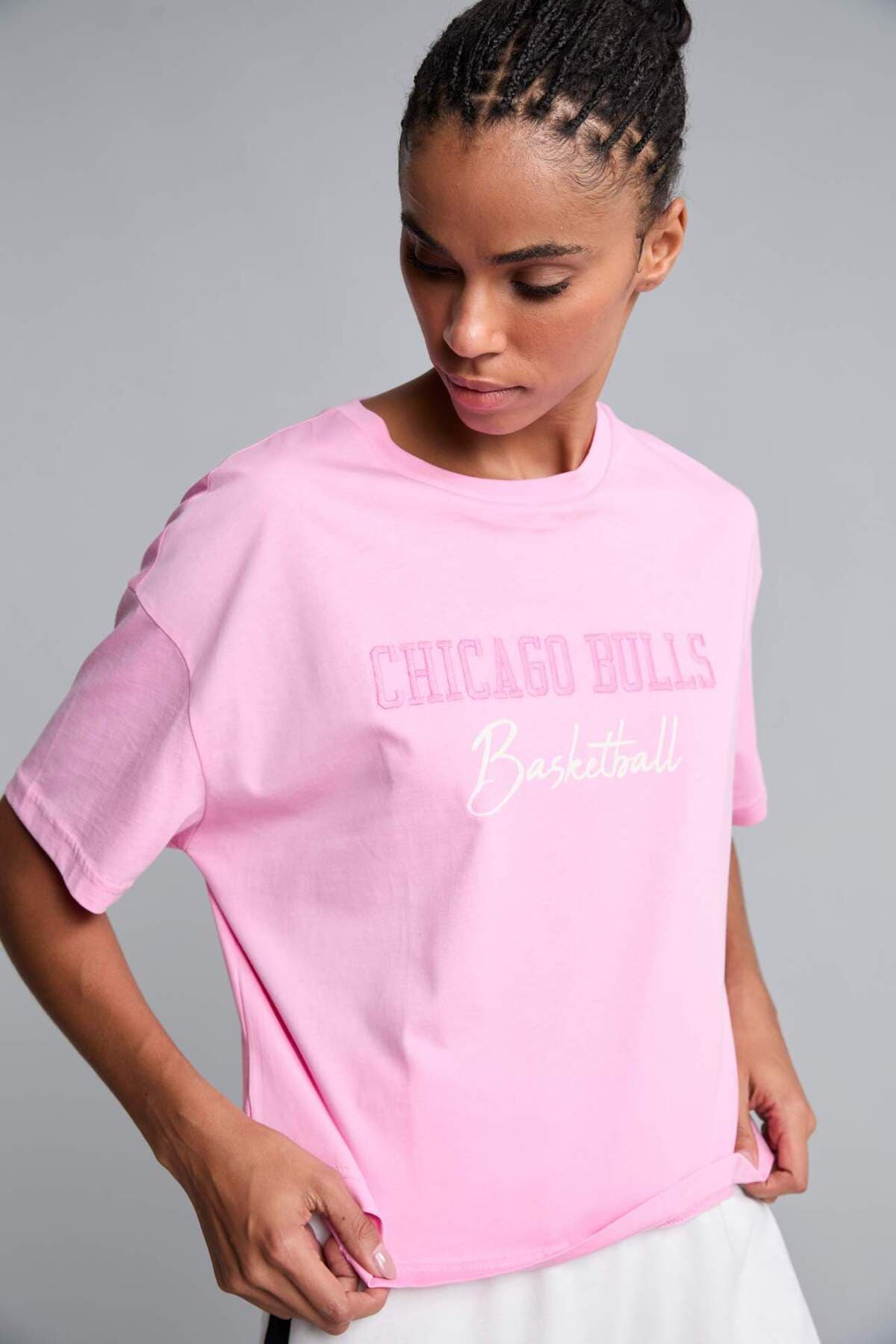 تیشرت زنانه Defacto نخی %100 لایسنسی NBA Chicago Bulls آستینکوتاه صورتی مدل H9401AX26HS تیشرت زنانه Defacto نخی %100 لایسنسی NBA Chicago Bulls آستینکوتاه صورتی مدل H9401AX26HS