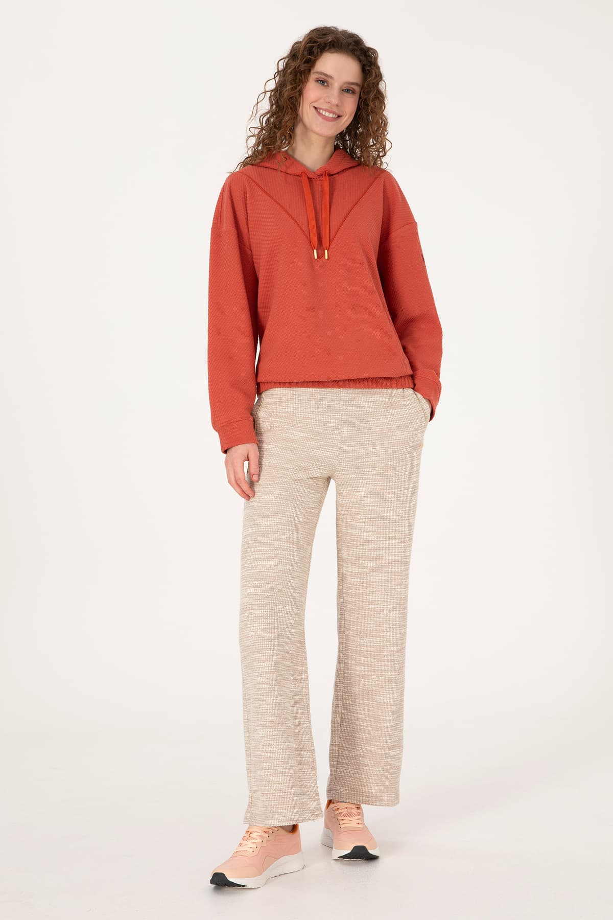 سوئیشرت زنانه U.S. Polo Assn. کاپوتدار قرمز آجری مدل 50309464-VR026 سوئیشرت زنانه U.S. Polo Assn. کاپوتدار قرمز آجری مدل 50309464-VR026