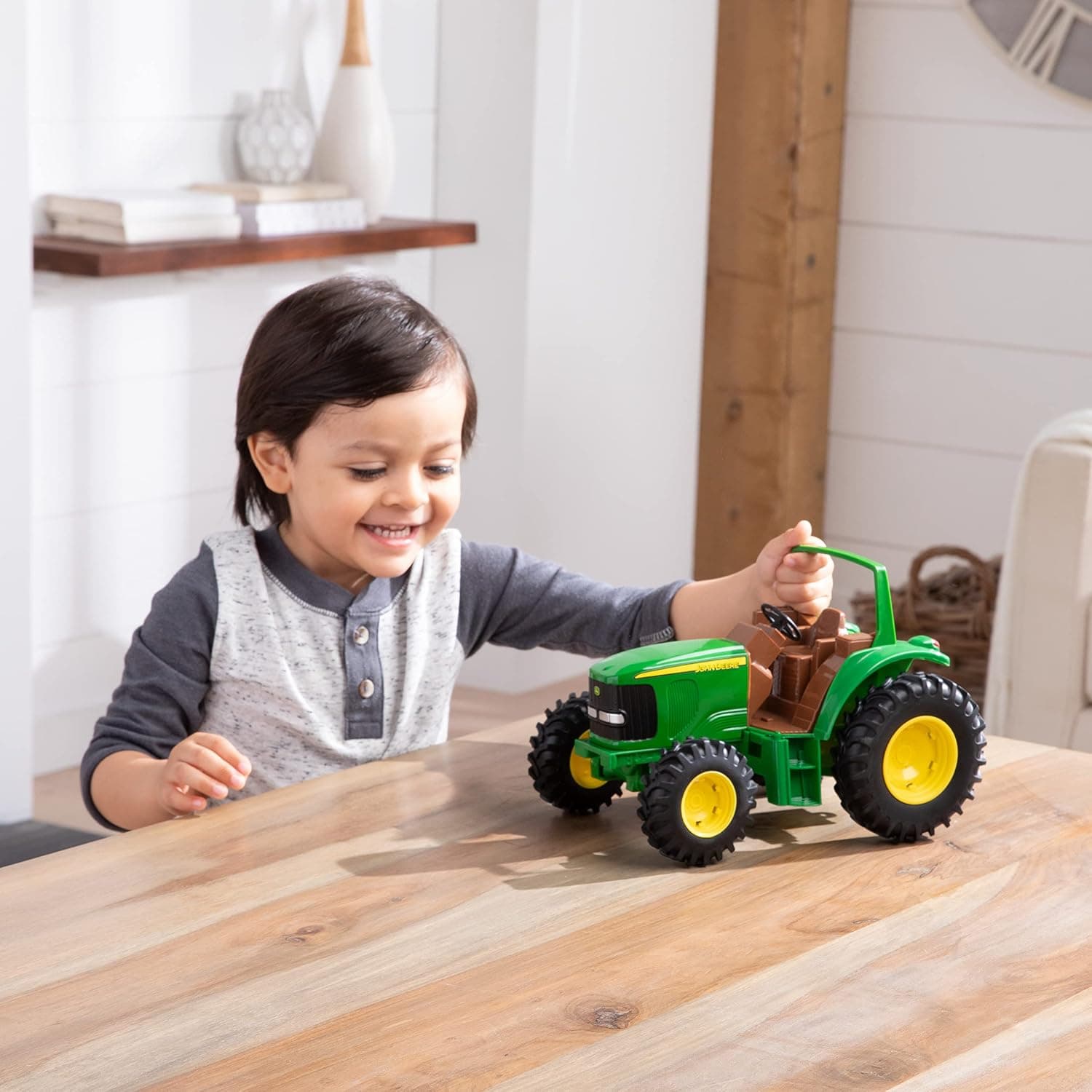 تراکتور محکم John Deere Ertl مدل 27,9 cm تراکتور محکم John Deere Ertl مدل 27,9 cm