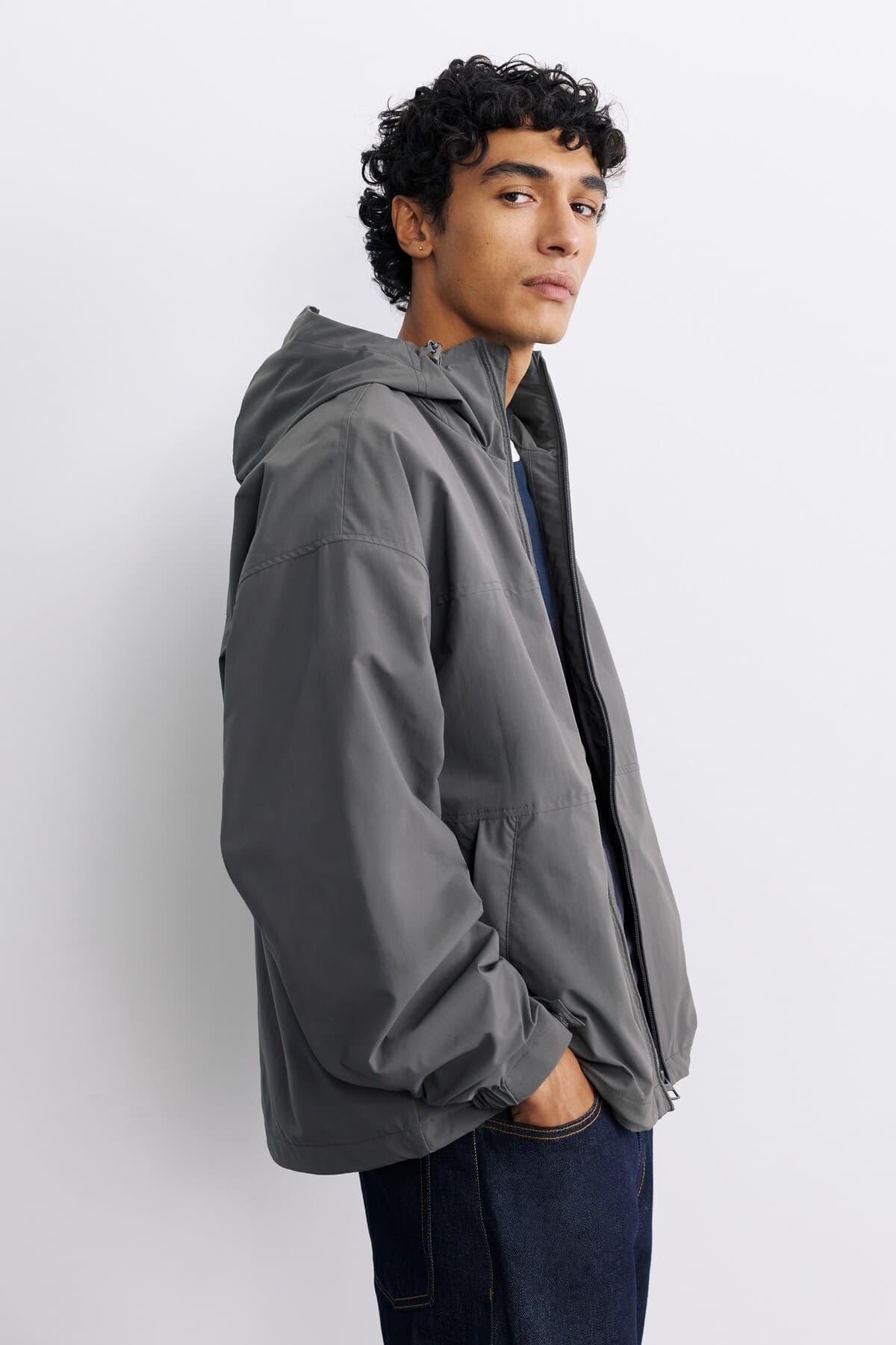 بارانی مردانه Pull & Bear سبک کلاهدار بارانی مردانه Pull & Bear سبک کلاهدار