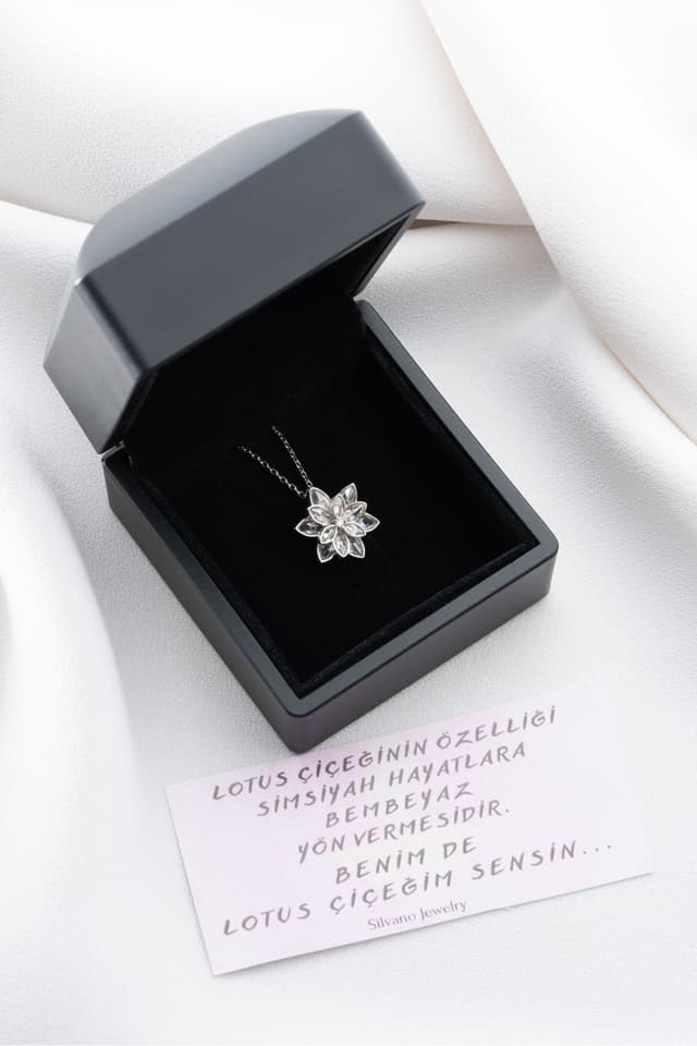 گردنبند گل نیلوفر سفید Silvano Jewelry از نقره عیار 925 با جعبه نورپرداز گردنبند گل نیلوفر سفید Silvano Jewelry از نقره عیار 925 با جعبه نورپرداز