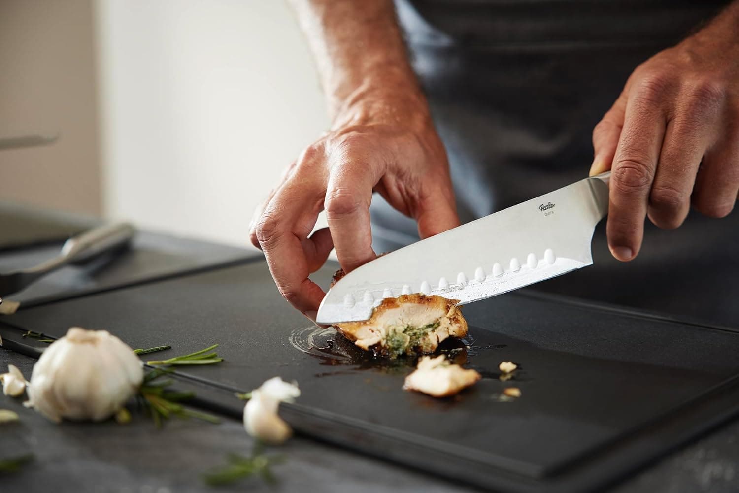 چاقوی آشپزخانه Santoku Fissler Essential از فولاد آلمانی 12,4 cm مشکی چاقوی آشپزخانه Santoku Fissler Essential از فولاد آلمانی 12,4 cm مشکی