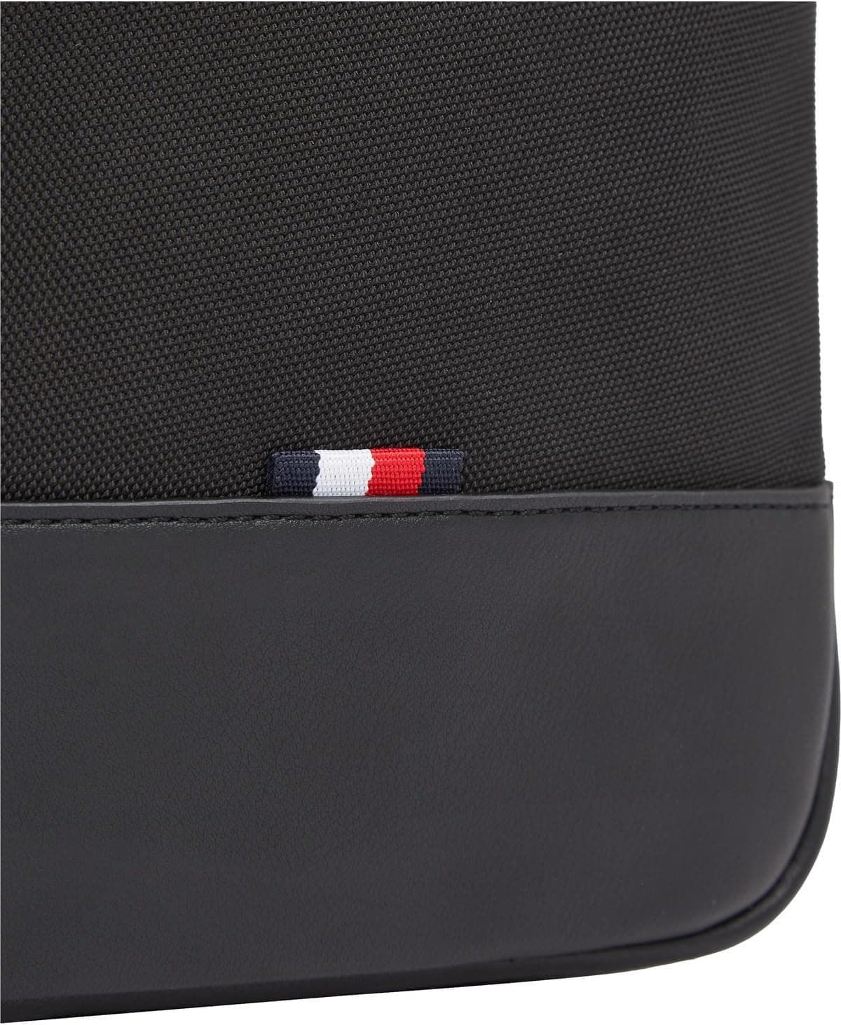 کیف پستچی مردانه Tommy Hilfiger نایلونی مینی مشکی مدل AM0AM13472 کیف پستچی مردانه Tommy Hilfiger نایلونی مینی مشکی مدل AM0AM13472
