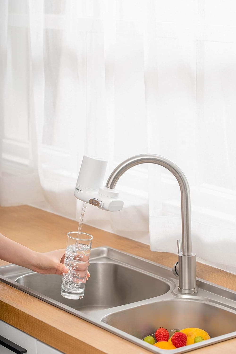 کارتریج فیلتر آب Philips Water X-Guard روی شیر کارتریج فیلتر آب Philips Water X-Guard روی شیر