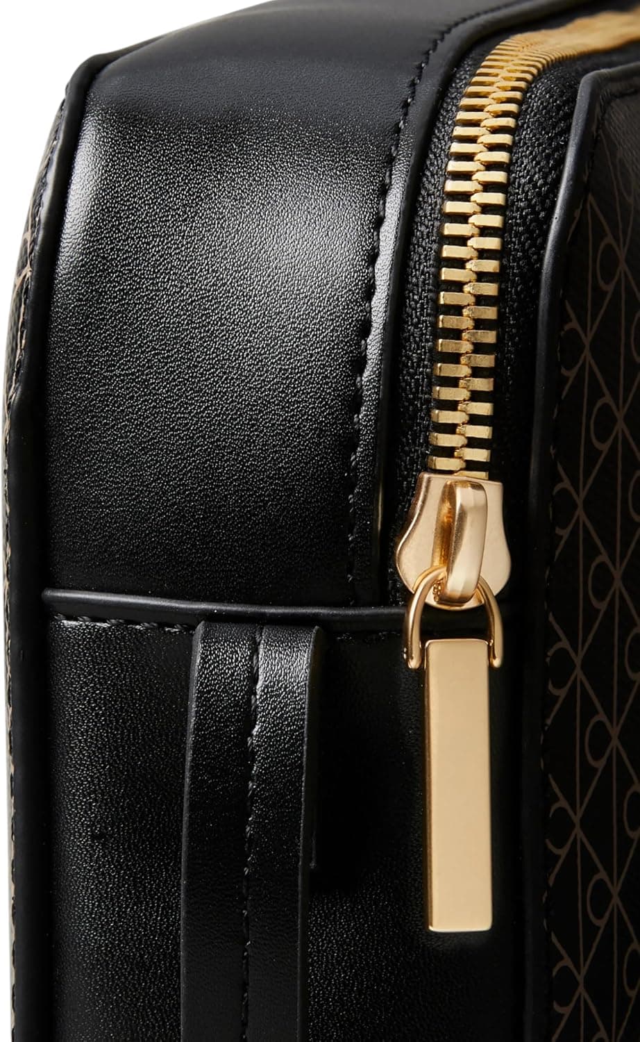 کیف دوشی زنانه Calvin Klein چرمی مشکی مدل LV04F3268G-2XA کیف دوشی زنانه Calvin Klein چرمی مشکی مدل LV04F3268G-2XA