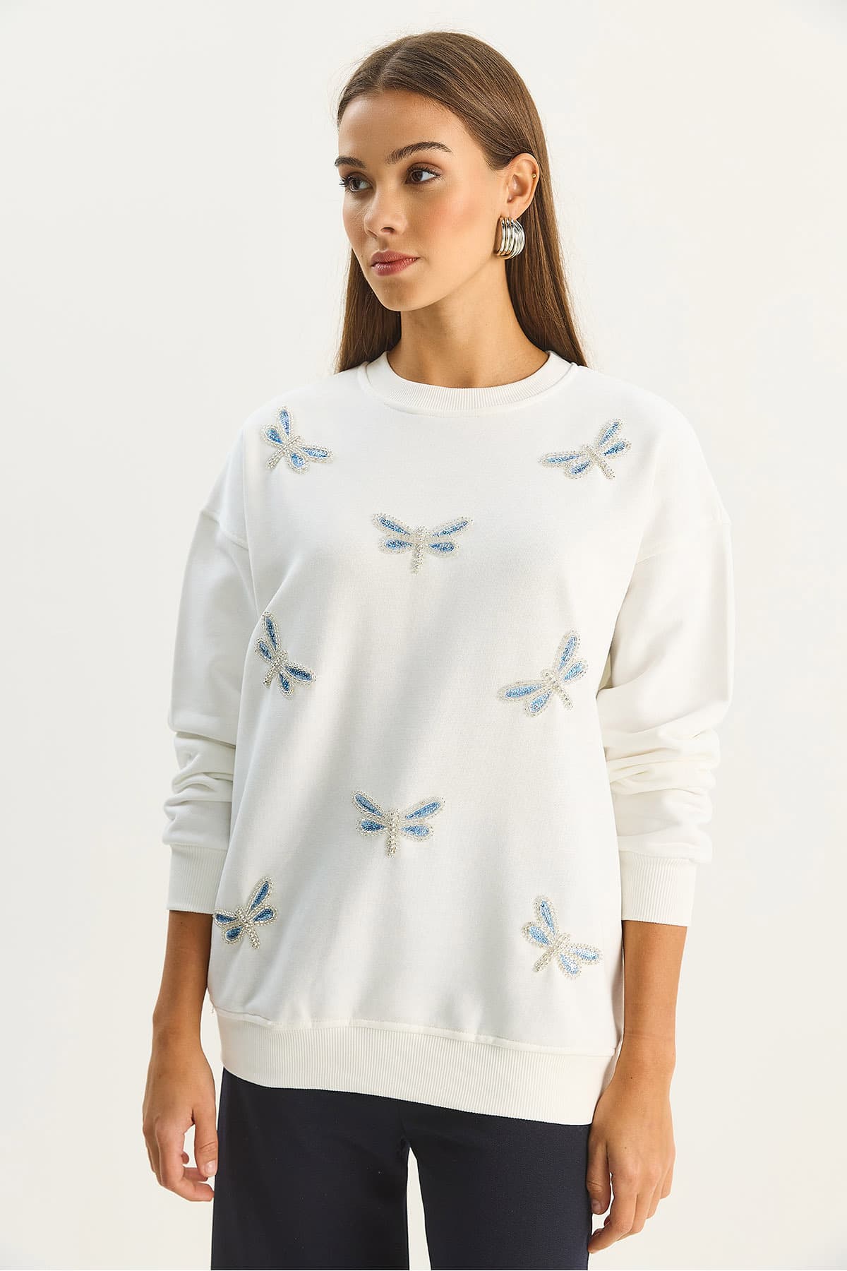 سوئیشرت زنانه Bianco Lucci سفید یقه گرد نگیندوزی ریلکس مدل 1558 60283660 سوئیشرت زنانه Bianco Lucci سفید یقه گرد نگیندوزی ریلکس مدل 1558 60283660