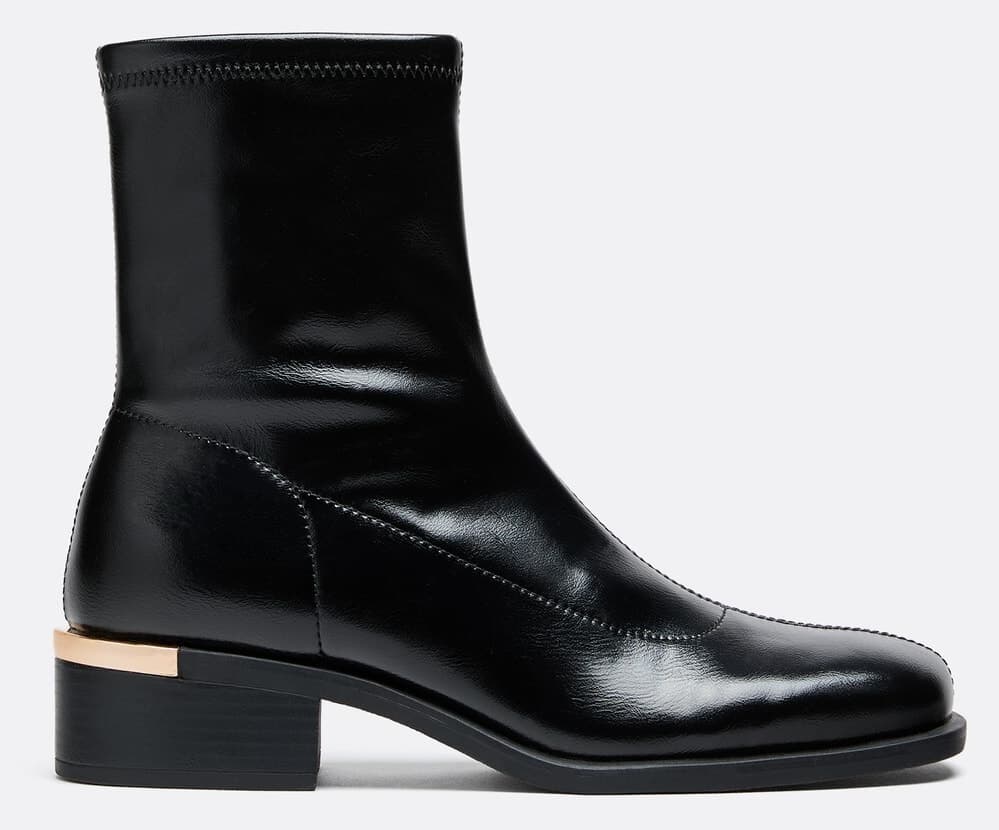 بوت زنانه Stradivarius تخت با جزئیات فلزی بوت زنانه Stradivarius تخت با جزئیات فلزی