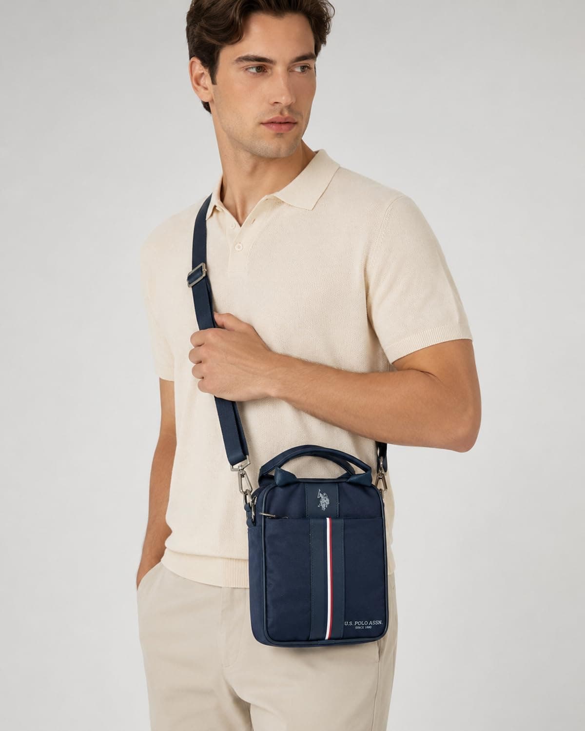 کیف پیامرسان مردانه U.S. POLO ASSN. سرمهای پارچهای با بند دوشی مدل 26059 کیف پیامرسان مردانه U.S. POLO ASSN. سرمهای پارچهای با بند دوشی مدل 26059