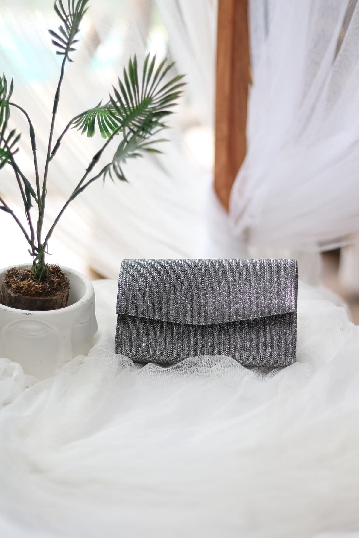 کیف دوشی زنانه جعبهای مینی Moom Bag پلاتینی اکلیلی کیف دوشی زنانه جعبهای مینی Moom Bag پلاتینی اکلیلی