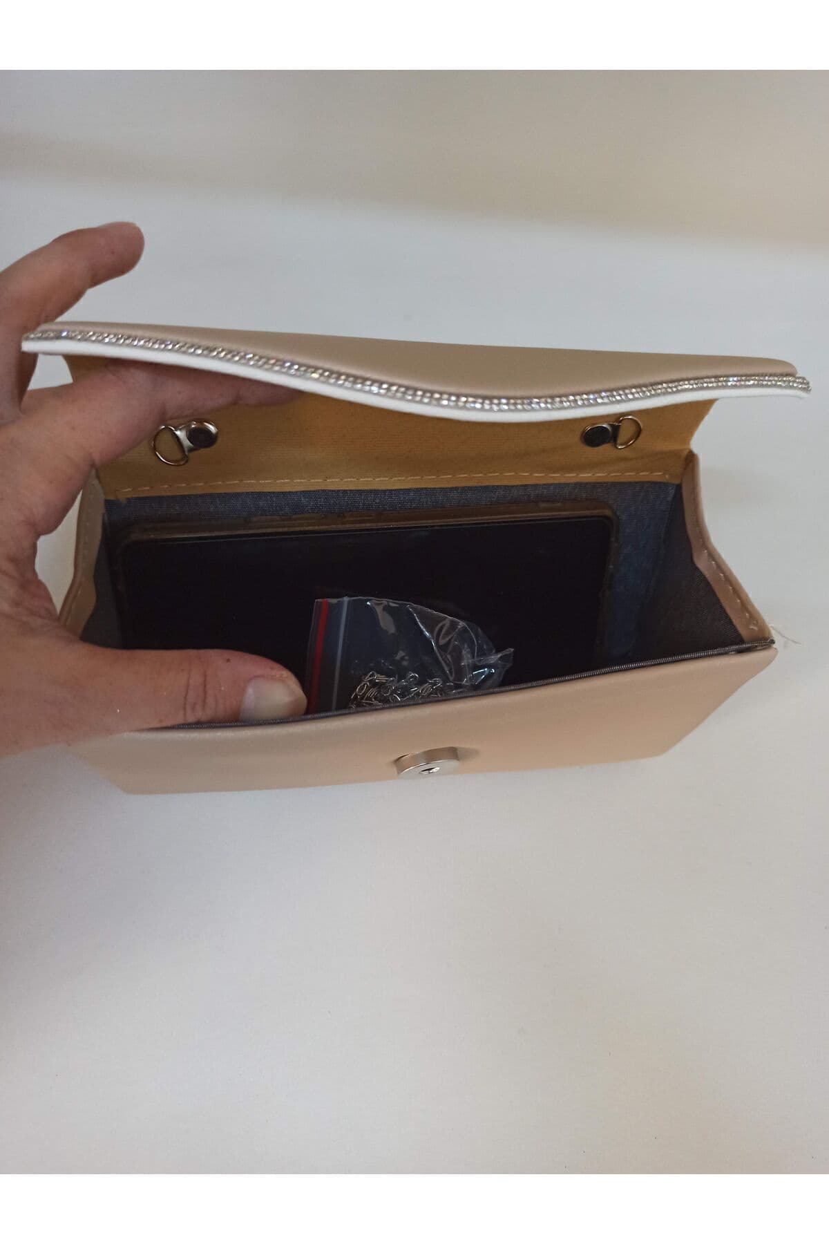 کیف مجلسی زنانه dizaynbag ساتن رنگ نود با تزئینات سنگی کیف مجلسی زنانه dizaynbag ساتن رنگ نود با تزئینات سنگی