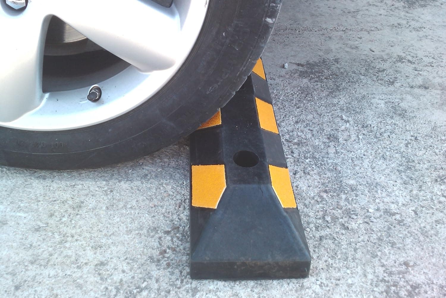 توقفگاه لاستیکی کف گاراژ SNS SAFETY سایز 21.6x5.9x3 اینچ توقفگاه لاستیکی کف گاراژ SNS SAFETY سایز 21.6x5.9x3 اینچ