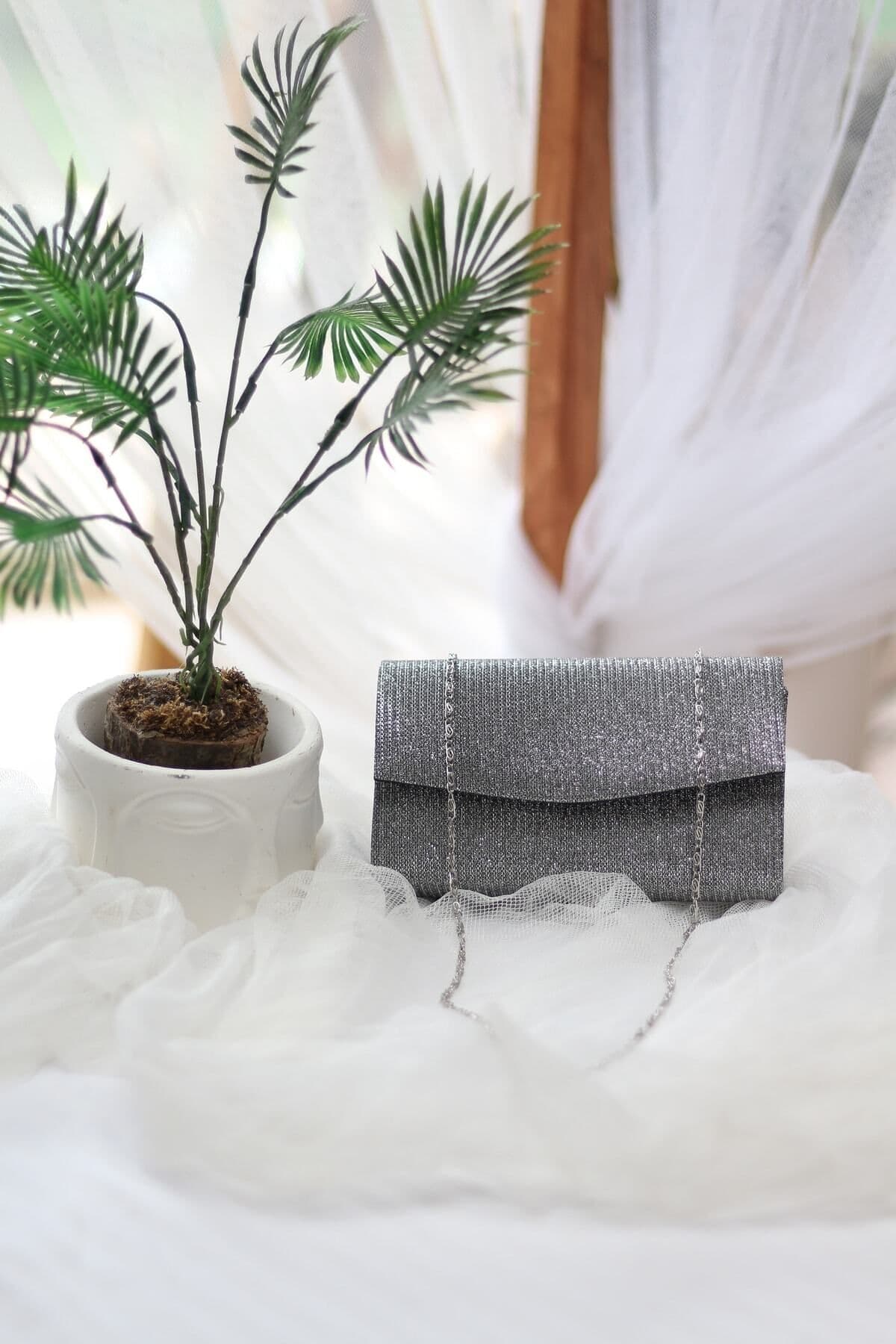 کیف دوشی زنانه جعبهای مینی Moom Bag پلاتینی اکلیلی کیف دوشی زنانه جعبهای مینی Moom Bag پلاتینی اکلیلی