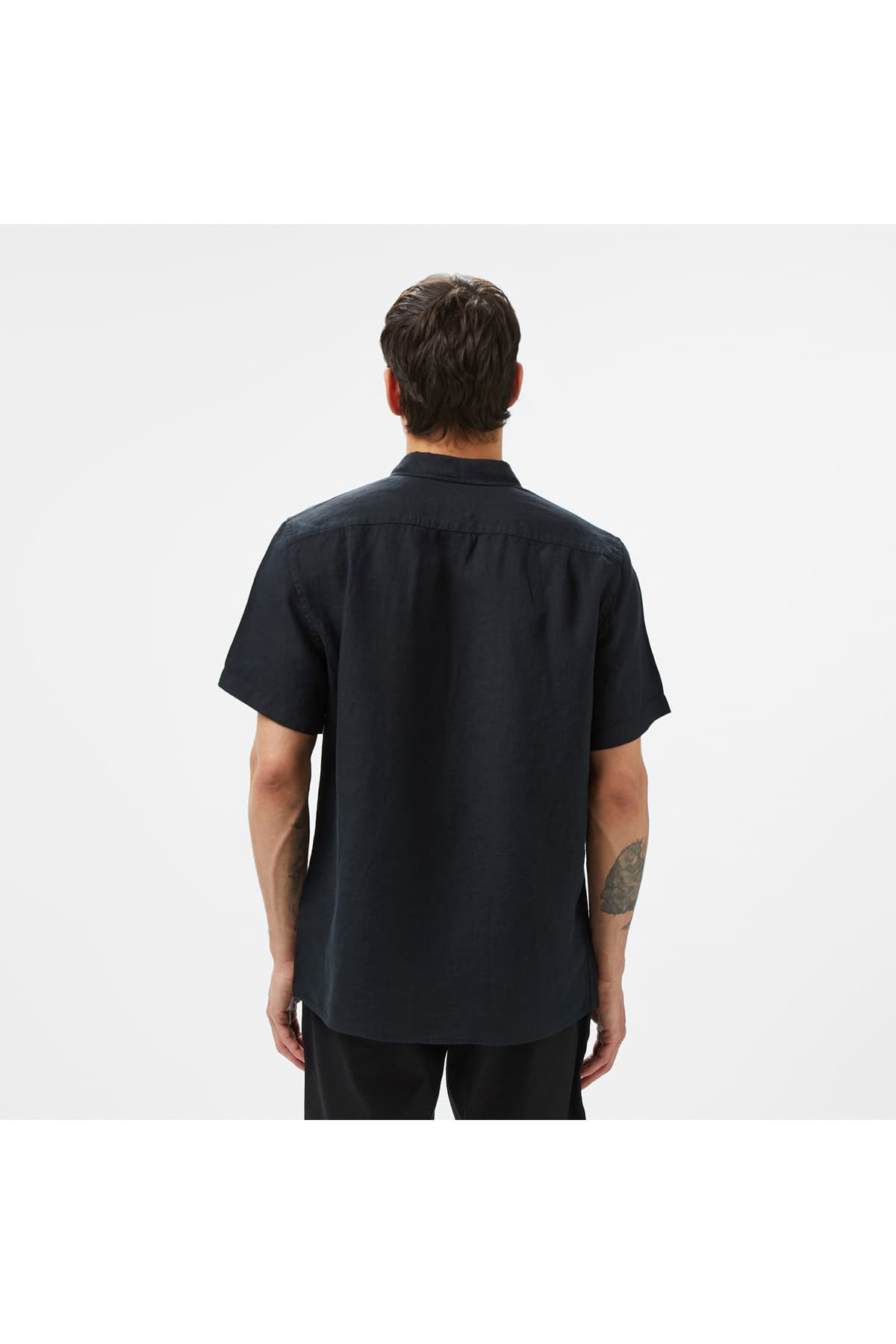 پیراهن مردانه Lacoste کتان مشکی آستین کوتاه یقه دکمهدار فیت معمولی پیراهن مردانه Lacoste کتان مشکی آستین کوتاه یقه دکمهدار فیت معمولی