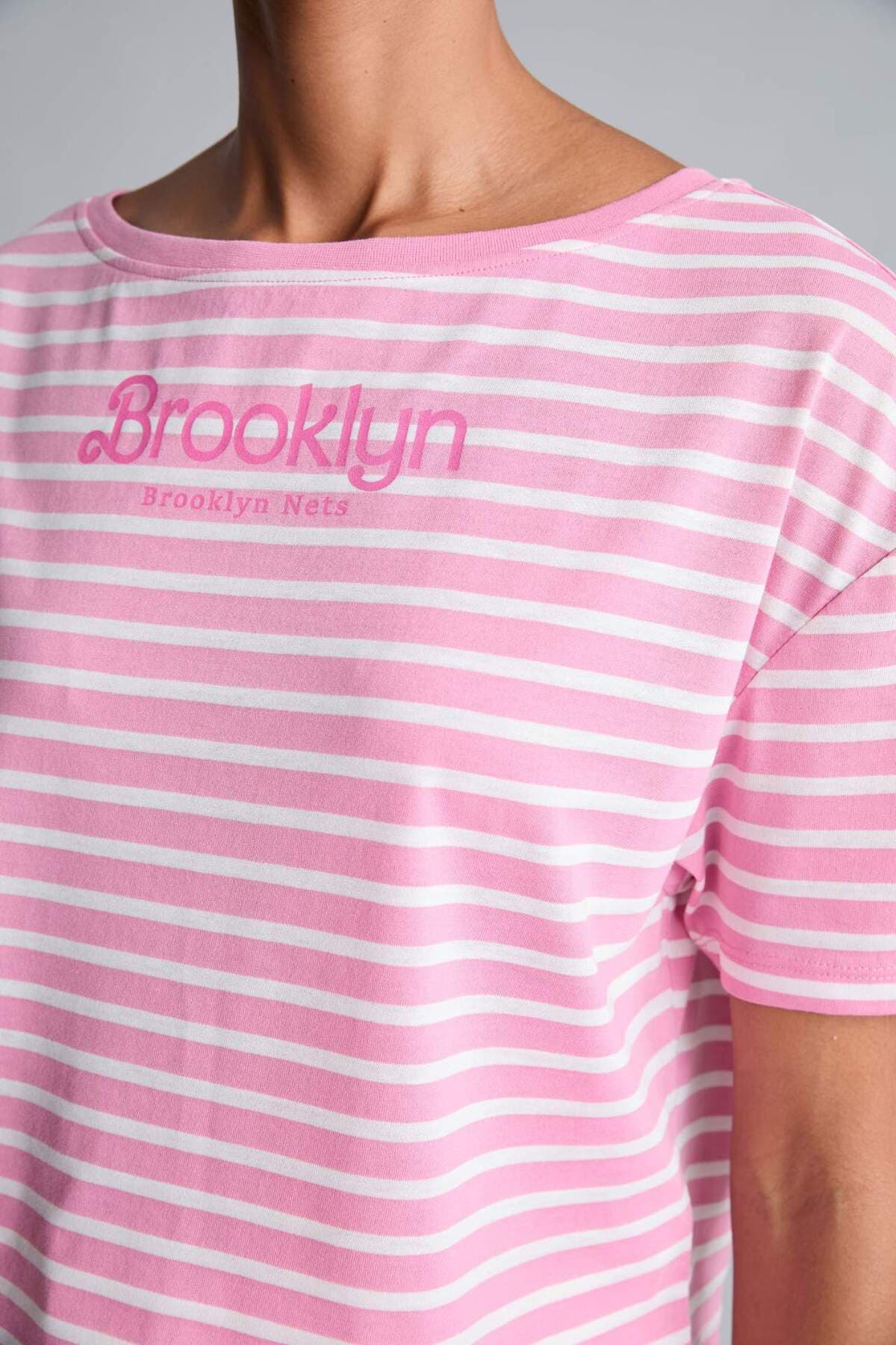 تیشرت زنانه Defacto NBA Brooklyn Nets یقه قایقی گشاد آستین کوتاه ورزشی مدل H9583AX26HS تیشرت زنانه Defacto NBA Brooklyn Nets یقه قایقی گشاد آستین کوتاه ورزشی مدل H9583AX26HS
