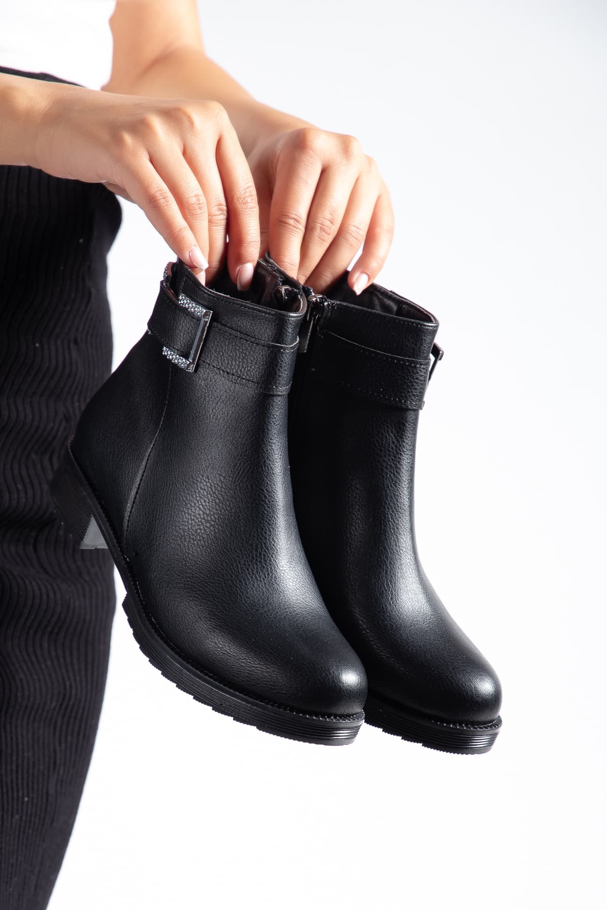 بوت زنانه Hale Shoes چرمی مشکی سگکدار زیپدار راحت زمستانی با زیره ضدلغزش مدل H012 بوت زنانه Hale Shoes چرمی مشکی سگکدار زیپدار راحت زمستانی با زیره ضدلغزش مدل H012