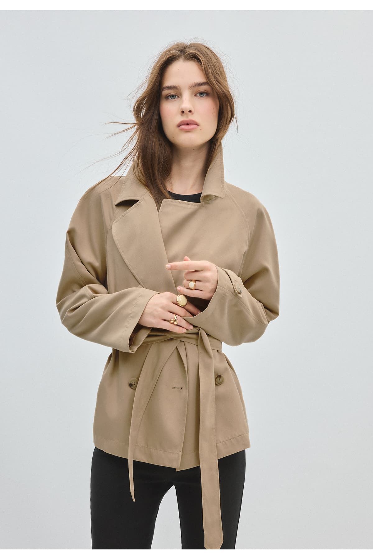 ترنچکت کوتاه کمردار و ریزشدار Stradivarius ترنچکت کوتاه کمردار و ریزشدار Stradivarius