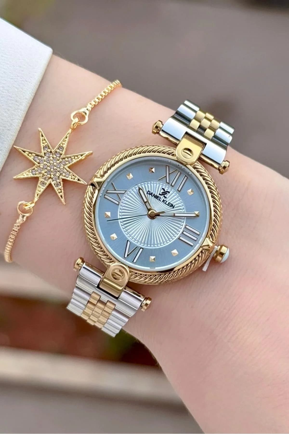 ساعت مچی زنانه Daniel Klein طلایی نقرهای با جعبه هدیه 32 mm ساعت مچی زنانه Daniel Klein طلایی نقرهای با جعبه هدیه 32 mm