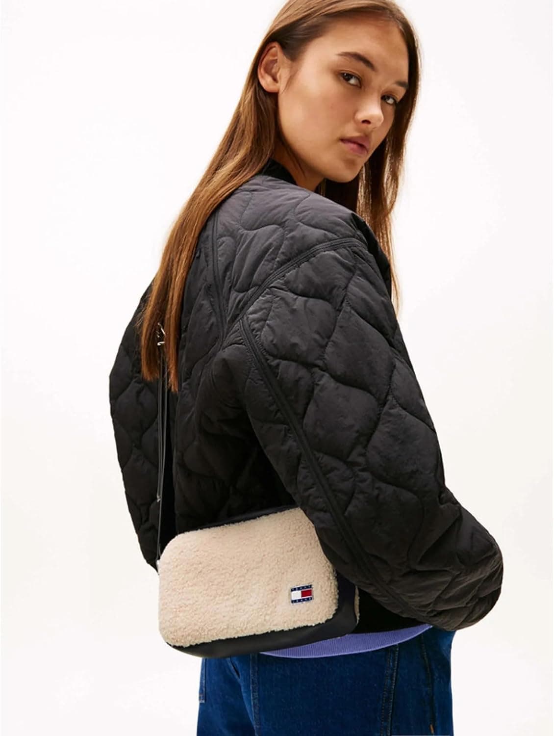 کیف زنانه Tommy Jeans با بند قابل تنظیم مدل AW0AW18010 YBH کیف زنانه Tommy Jeans با بند قابل تنظیم مدل AW0AW18010 YBH