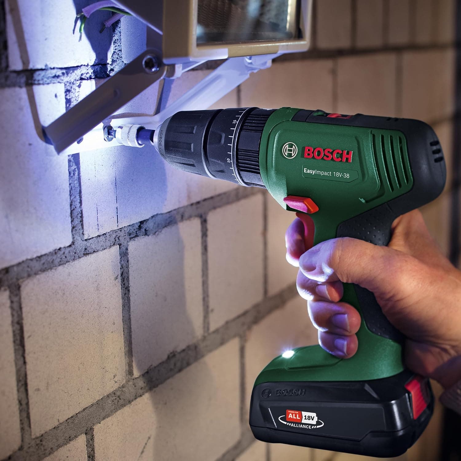 پیچگوشتی شارژی BOSCH مدل EasyDrill 18V-38 با باتری 2.5Ah و کیف حمل پیچگوشتی شارژی BOSCH مدل EasyDrill 18V-38 با باتری 2.5Ah و کیف حمل