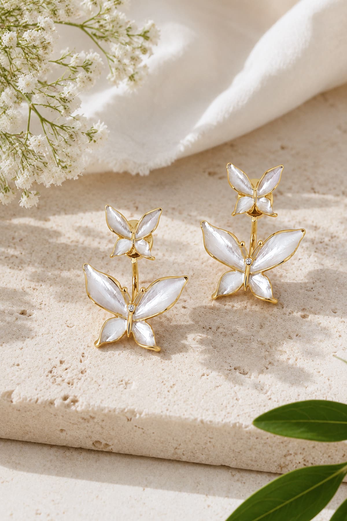 گوشواره زنانه طلایی با نگین و طرح پروانه The Collection گوشواره زنانه طلایی با نگین و طرح پروانه The Collection