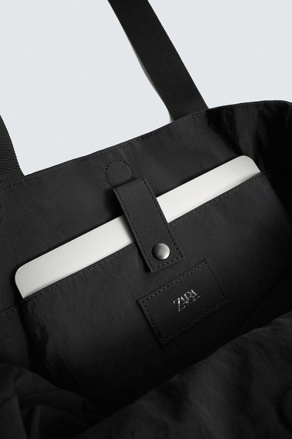 کیف توت زنانه Zara از پارچه تکنیکی کیف توت زنانه Zara از پارچه تکنیکی