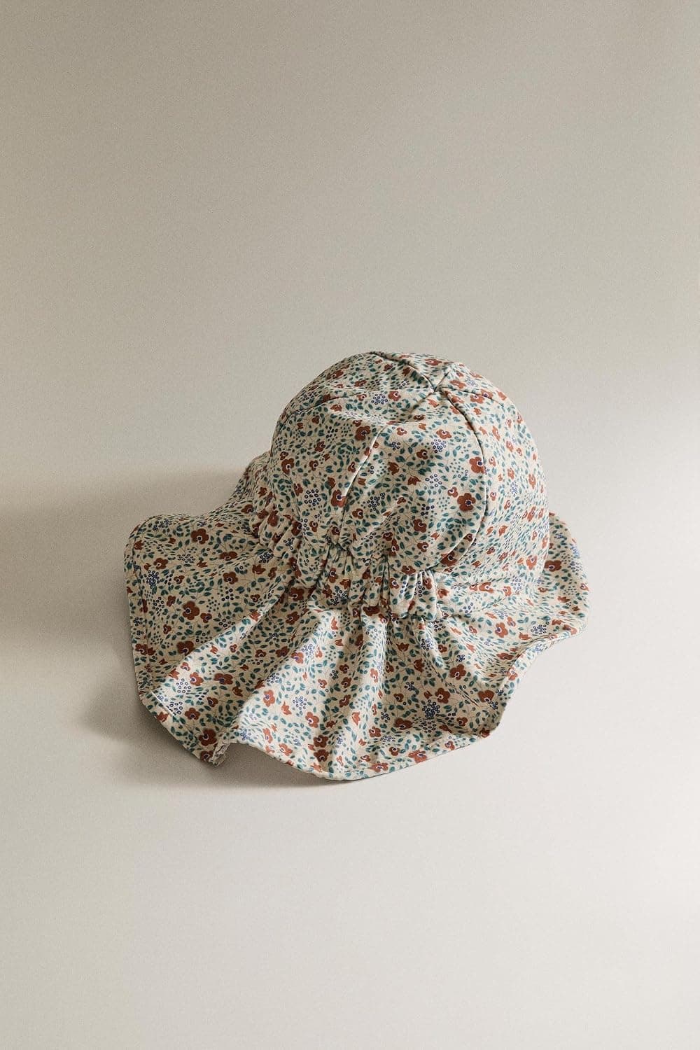 کلاه ساحلی بچگانه Zara گلدار رنگ ماسهای سایز 49 cm کلاه ساحلی بچگانه Zara گلدار رنگ ماسهای سایز 49 cm