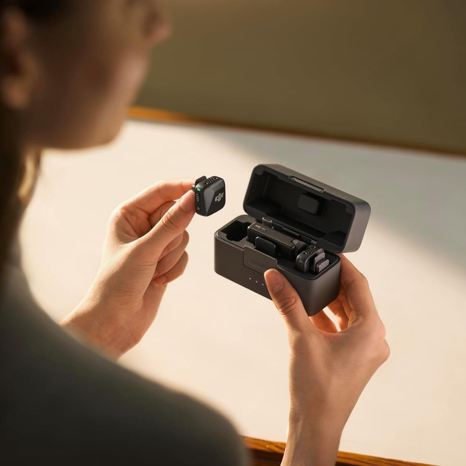 میکروفون بیسیم برای دوربین، iPhone و Android مدل DJI Mic Mini (2TX+1RX+Charging Case) با حذف نویز میکروفون بیسیم برای دوربین، iPhone و Android مدل DJI Mic Mini (2TX+1RX+Charging Case) با حذف نویز