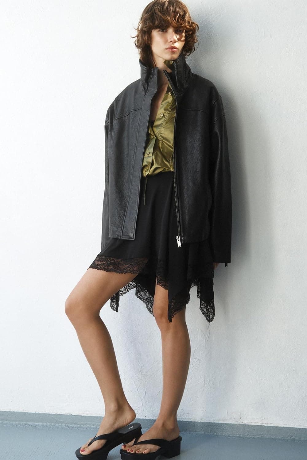 ژاکت زنانه Zara چرمی اورسایز مشکی سایز L ژاکت زنانه Zara چرمی اورسایز مشکی سایز L