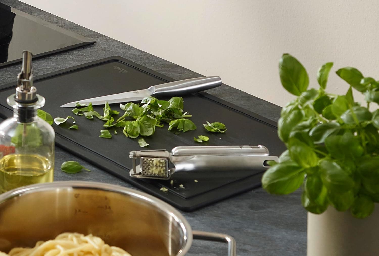 چاقوی آشپزخانه Santoku Fissler Essential از فولاد آلمانی 12,4 cm مشکی چاقوی آشپزخانه Santoku Fissler Essential از فولاد آلمانی 12,4 cm مشکی