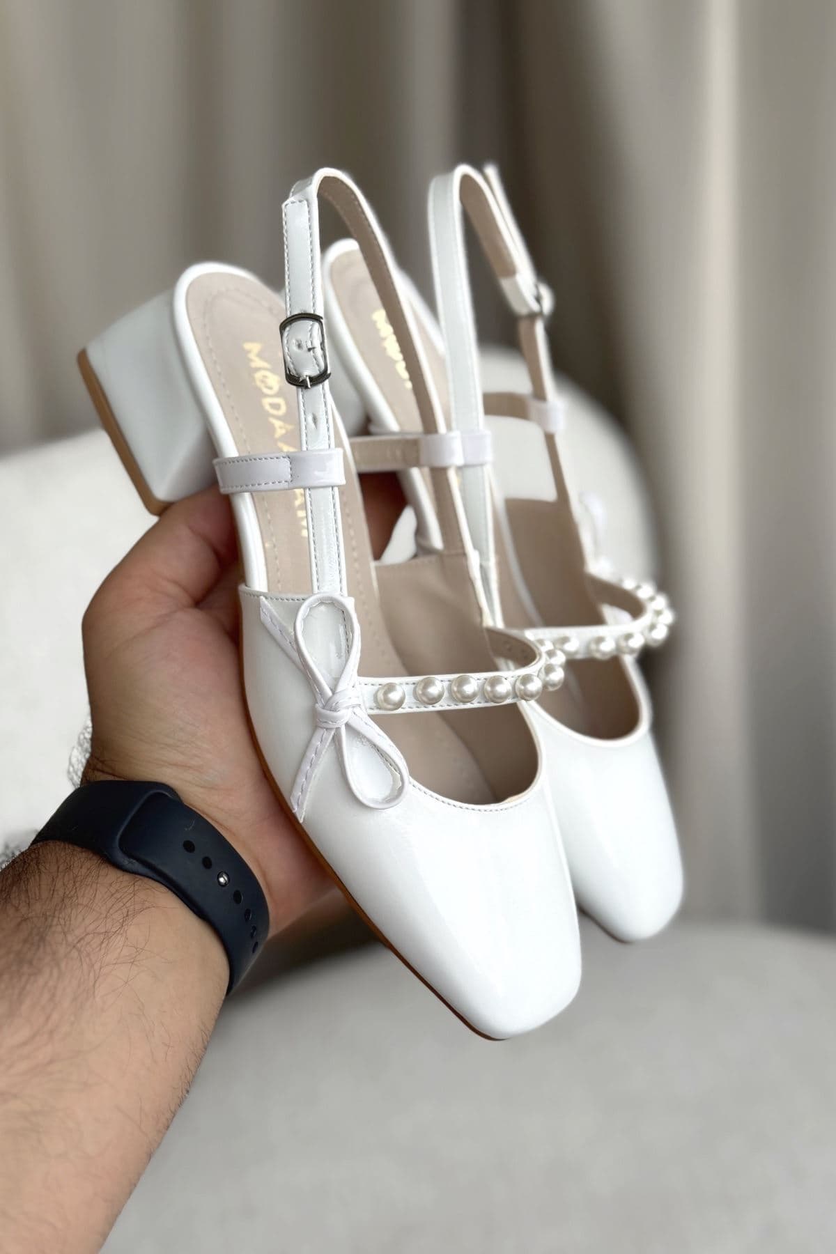 کفش زنانه GOFFSHOES پاشنه کوتاه مرواریددار سفید ورنی کفش زنانه GOFFSHOES پاشنه کوتاه مرواریددار سفید ورنی