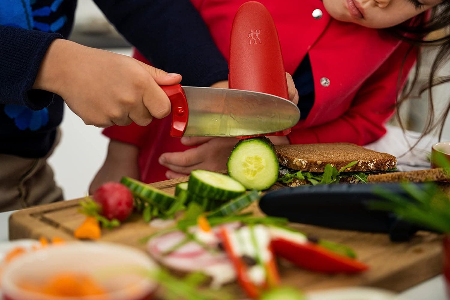 چاقوی آشپزی کودک ZWILLING Twinny، 10 cm، استیل ضدزنگ، تیغه گرد، محافظ انگشت، دسته پلاستیکی قرمز چاقوی آشپزی کودک ZWILLING Twinny، 10 cm، استیل ضدزنگ، تیغه گرد، محافظ انگشت، دسته پلاستیکی قرمز