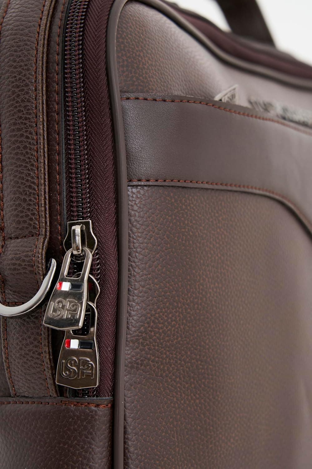 کیف لپتاپ و اسناد U.S. POLO ASSN با بند دوشی قهوهای مدل 25033-25034 کیف لپتاپ و اسناد U.S. POLO ASSN با بند دوشی قهوهای مدل 25033-25034